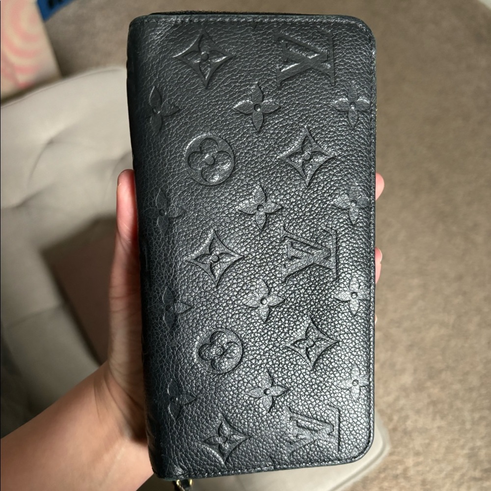 Louis Vuitton Black Monogram Empreinte Leather Zippy Wallet w/ original box